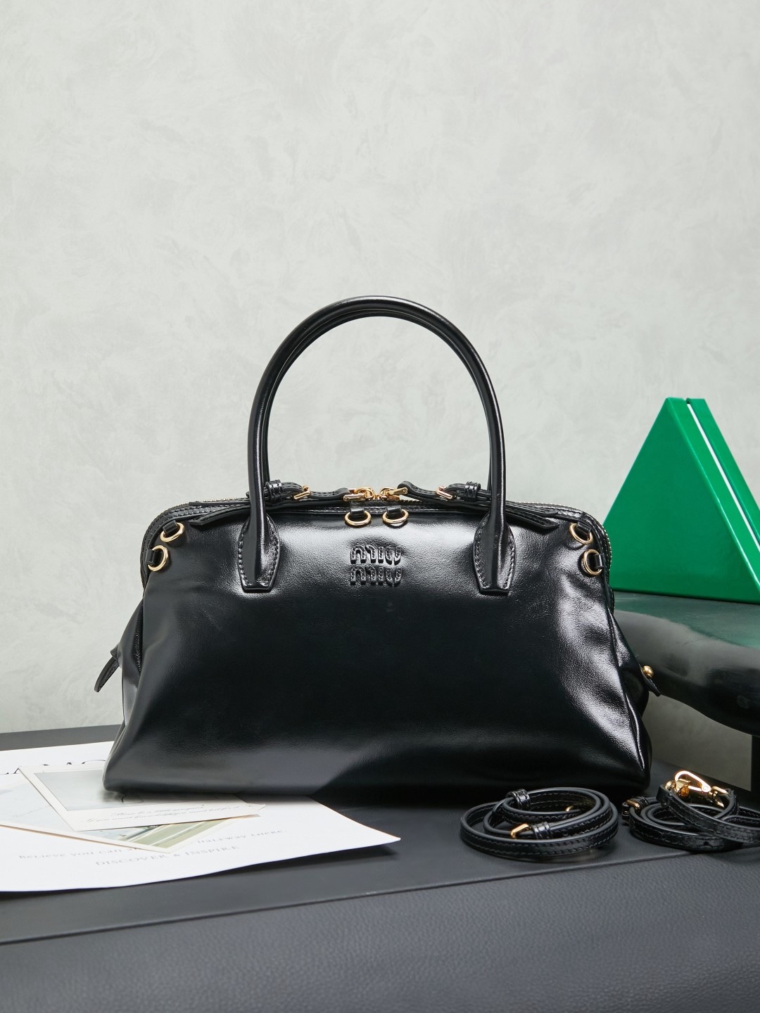 Miumiu新款贝壳包油蜡皮复古美， 审美真的很在线噢， 多种背法的松弛感拉满贝壳形状+手柄设计， 复古又时尚  ，慵懒的风格 不论是日常闲坐还是约会逛街都是很时髦. 总之就是很好看啦.. 可自己diy小挂件哦～