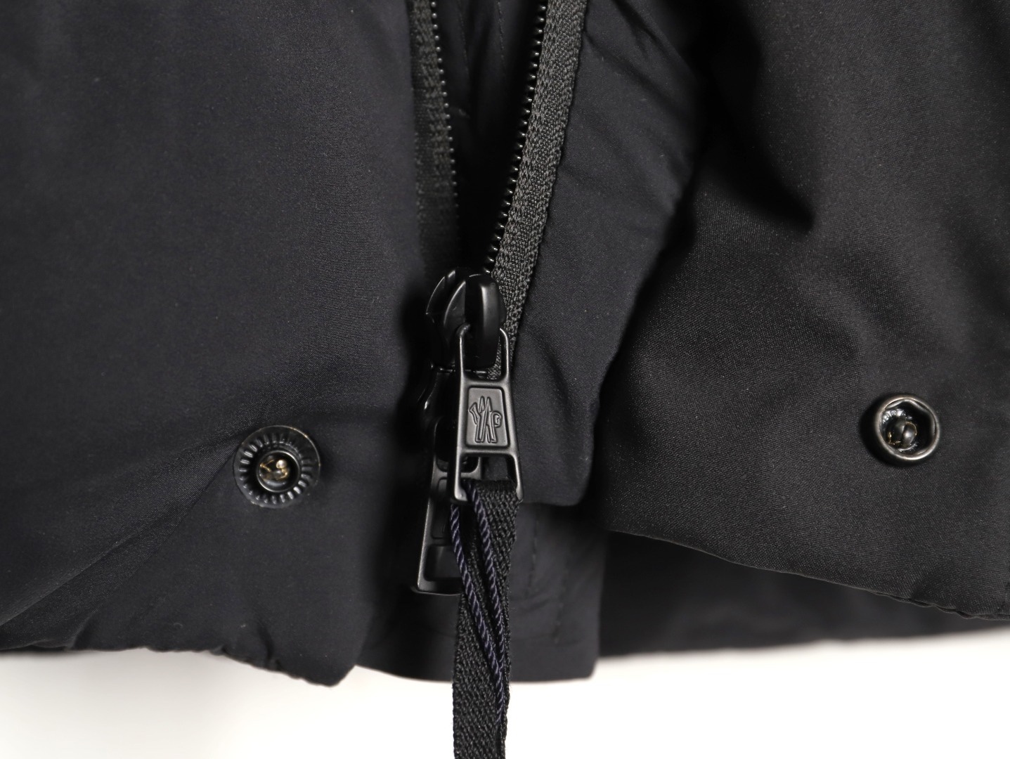 🔝Moncler 蒙口 黑武士羽絨服外套
經典黑武士造型 連續多年斷貨王 我們採用原版東麗集團進口 聚酯纖維三防面料定染 雙層訂制內膽里布 填充平均250g左右90白鵝絨 原版一致YKK正品拉鍊五金 用料扎實 誠意之作
尺碼：3 4 5 6