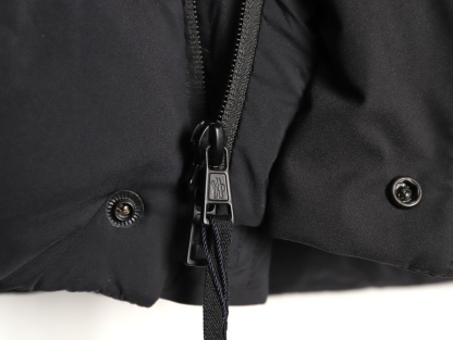 🔝Moncler 蒙口 黑武士羽絨服外套
經典黑武士造型 連續多年斷貨王 我們採用原版東麗集團進口 聚酯纖維三防面料定染 雙層訂制內膽里布 填充平均250g左右90白鵝絨 原版一致YKK正品拉鍊五金 用料扎實 誠意之作
尺碼：3 4 5 6