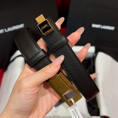 YSL頂級版復刻新寵腰帶
經典百搭款 搭配牛仔褲或者裙子都很好看 長短可調節 25mm寬 雙面進口小牛皮 精緻的真空鍍鈀搭扣飾有琺瑯字體效果