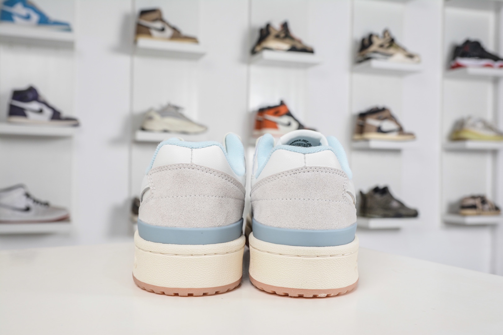 adidas Originals Forum 低幫百搭潮流休閒運動板鞋  
貨號：IG3946
尺碼：36 36.5 37 38 38.5 39 40 40.5 41 42 42.5 43 44 45