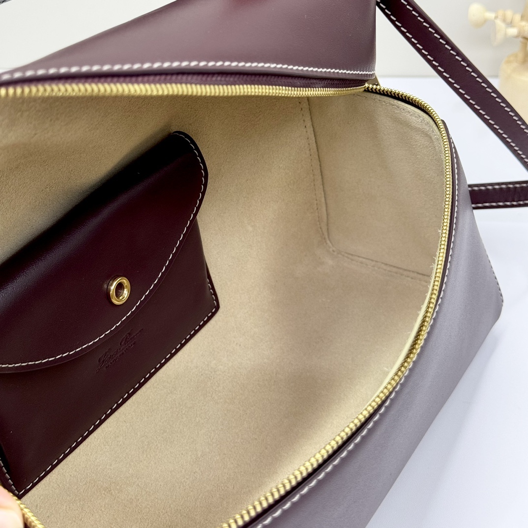 𝓻𝓸 𝓟𝓲𝓪𝓷𝓪 諾悠翩雅
𝑬𝒙𝒕𝒓𝒂 𝑩𝒂𝒈 𝑳𝟐𝟕 
寬開口加大容量斜挎包，包型設計更立體更有型，包身採用進口原廠小牛皮，手感柔軟而獨特，包包內部結構多了內袋。雙向加長拉鍊開合，配有My Charms金色金屬掛飾（LP特級純鋼五金配件）
size：27*16*10釐米
配全套專櫃禮盒包裝🎁