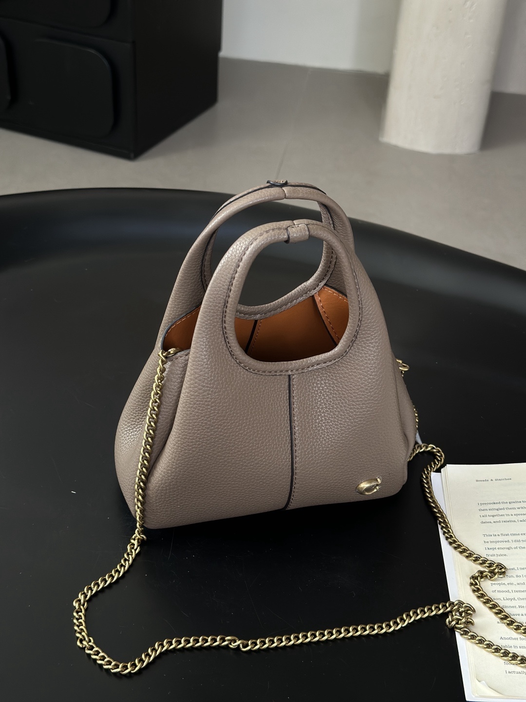 Coach新款首發🔥Lana19 mini號
尺寸：19✖️17cm
精緻小巧，簡約時尚
可手拎，可斜挎 ☑️小號 灰色
尺寸：19✖️17cm