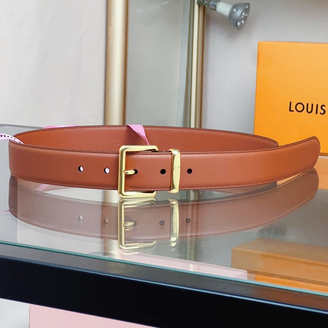 這款皮革腰帶設計簡約而優雅，腰帶環伴以Miu Miu徽標。雙面進口小牛皮 金屬搭扣 腰帶環飾激光雕刻徽標
寬度: 3.5cm
