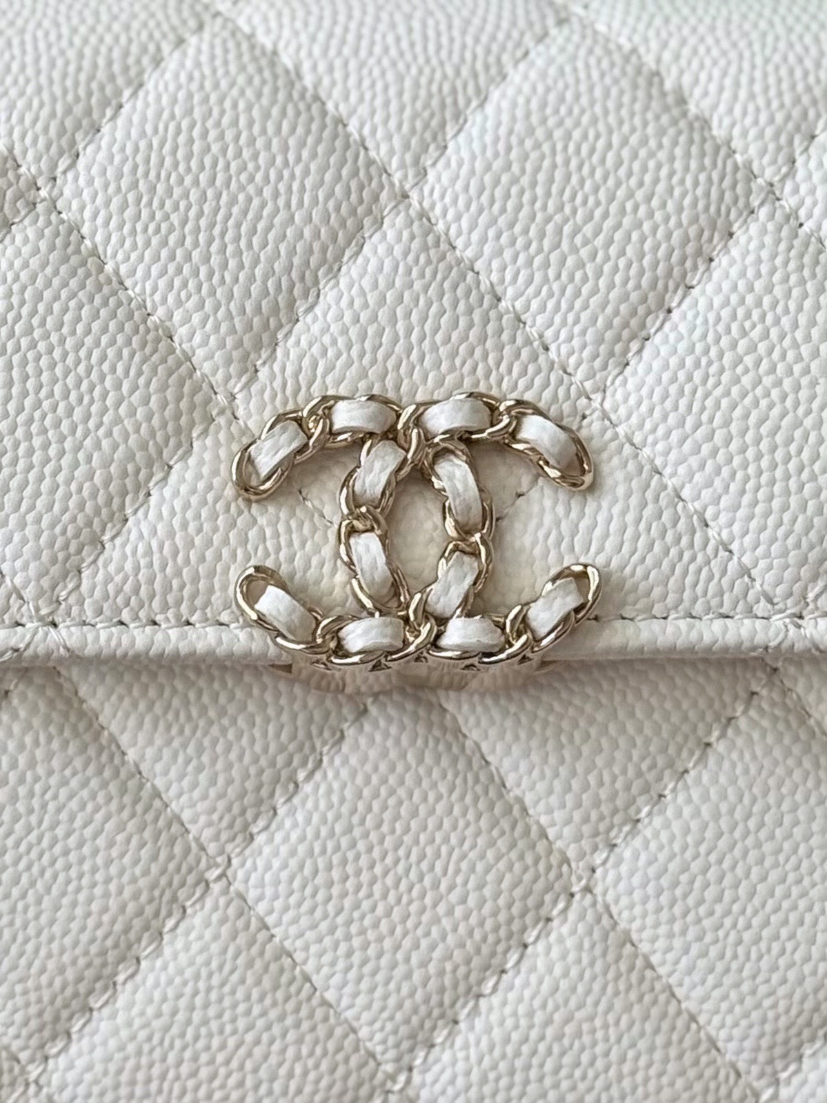 Chanel 25S 新款本季 最火的小球牛皮Kelly 手柄包
這顆絕對是黑馬
第一眼看到就深深愛上💕
顏值不必說 直接閉眼入不會錯
很好打理 也是百搭型
實現了單背斜挎腋下背手拎的效果📷
簡直就是福音〰️
很精緻 值得珍藏🔝

五金：全鋼18K淺金
皮料：獨家Haas小牛皮
尺寸：𝟏𝟒.𝟓*𝟏𝟏.𝟓*𝟓.𝟓 𝚌𝚖
型号：AS3237