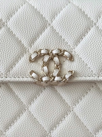 Chanel 25S 新款本季 最火的小球牛皮Kelly 手柄包
這顆絕對是黑馬
第一眼看到就深深愛上💕
顏值不必說 直接閉眼入不會錯
很好打理 也是百搭型
實現了單背斜挎腋下背手拎的效果📷
簡直就是福音〰️
很精緻 值得珍藏🔝

五金：全鋼18K淺金
皮料：獨家Haas小牛皮
尺寸：𝟏𝟒.𝟓*𝟏𝟏.𝟓*𝟓.𝟓 𝚌𝚖
型号：AS3237