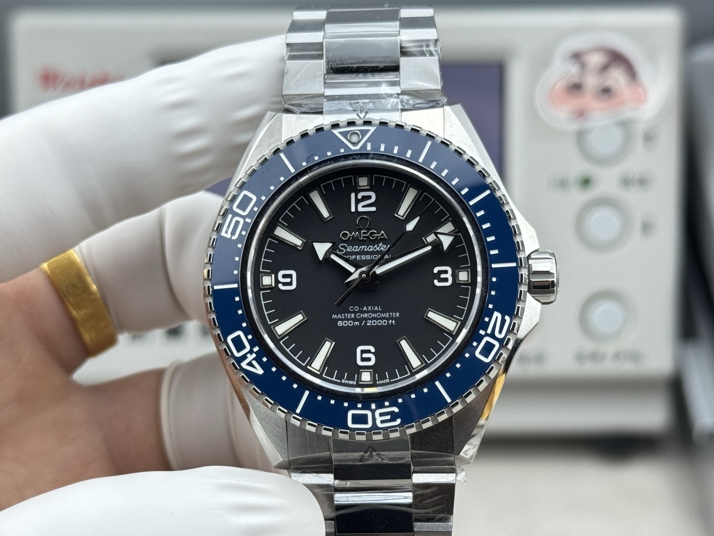 VS+ 歐米茄-全新海馬600米！
海洋宇宙腕表問世二十週年推出的全新第四代海馬系列海洋宇宙腕表🌊
全新腕表傳承了海洋宇宙表款的經典設計元素，並通過更纖薄的輪廓和更銳利的線條，為腕表注入更具現代感的風格。腕表表殼尺寸為42毫米，涵蓋橙、藍、黑三種不同顏色的表圈。