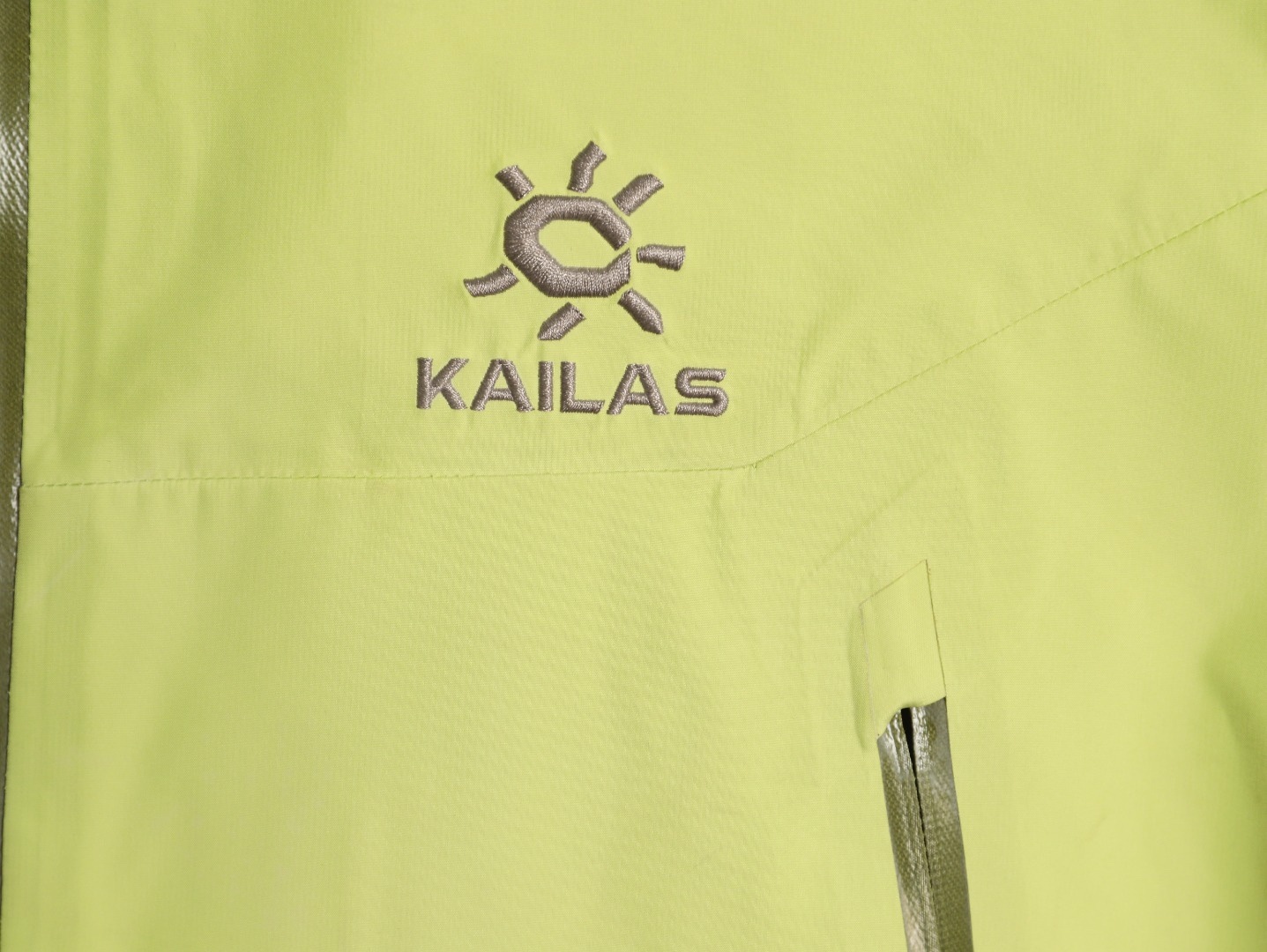 🔝Kailas 凱樂石· MONT X- LT  輕量化衝鋒衣外套

戶外與日常的理想之選，為你帶來極致體驗：

• 超輕量設計：M碼僅重284g，全衣重量減輕54%，極致輕量，穿上宛如無物，長時間徒步、攀爬毫無負擔。收納後體積小巧，如同一瓶礦泉水大小，輕鬆塞於背包一角，不佔空間。

• 卓越面料性能：採用40D GORE - TEX 3L面料，防水指數高達20,000mmH₂O以上，能抵御暴雨侵襲，在雨中行走也可保持身體乾爽。防風性能出色，可有效阻擋狂風。透氣指數達10,000g/m²/2