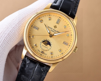 🌐🌐🌐百達翡麗Patek Philippe男士腕表🔥．腕表月相系列,秉持了百達翡麗的一貫傳統，更唯美的結合了6字位日曆與被表友熱捧的日月星相，無論是經典雋永的錶盤設計，還是以精鋼或玫瑰金雕鑿的炫酷多邊線條都不例外。更採用了瑞士ETA2824一6機芯 ，功能6字位日曆大月相，表徑40。藍寶石玻璃。意大利小牛皮。原裝針扣🔥AD出品 精品不斷🔥