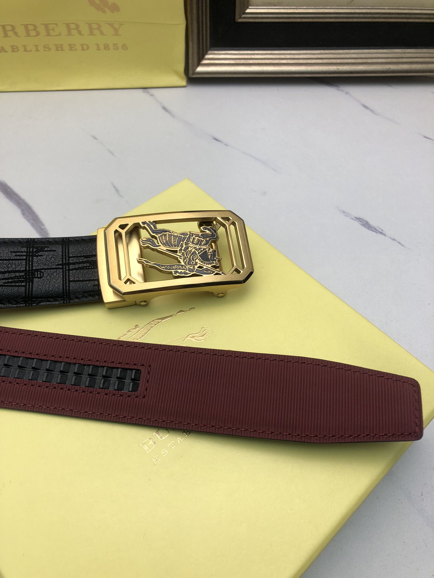 巴寶莉：原單頭層牛皮燙印花紋面，內襯頭層小牛皮底，搭配原單自動扣，可裁剪的自動帶，此款腰帶面雙採用意大利原定廠制進口牛皮帶身 ，對專版櫃足寬3.5