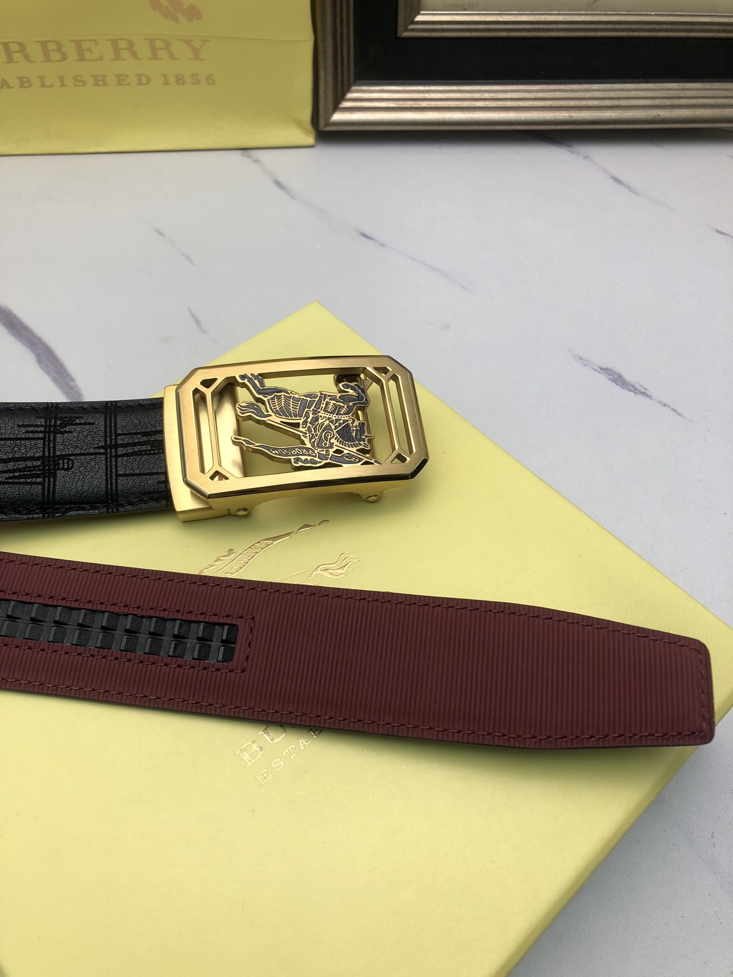 巴寶莉：原單頭層牛皮燙印花紋面，內襯頭層小牛皮底，搭配原單自動扣，可裁剪的自動帶，此款腰帶面雙採用意大利原定廠制進口牛皮帶身 ，對專版櫃足寬3.5