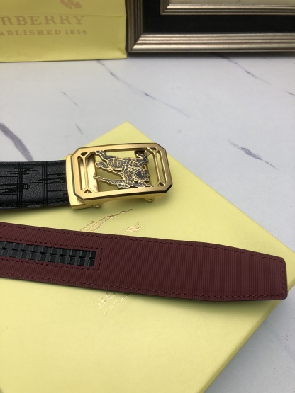 巴寶莉：原單頭層牛皮燙印花紋面，內襯頭層小牛皮底，搭配原單自動扣，可裁剪的自動帶，此款腰帶面雙採用意大利原定廠制進口牛皮帶身 ，對專版櫃足寬3.5