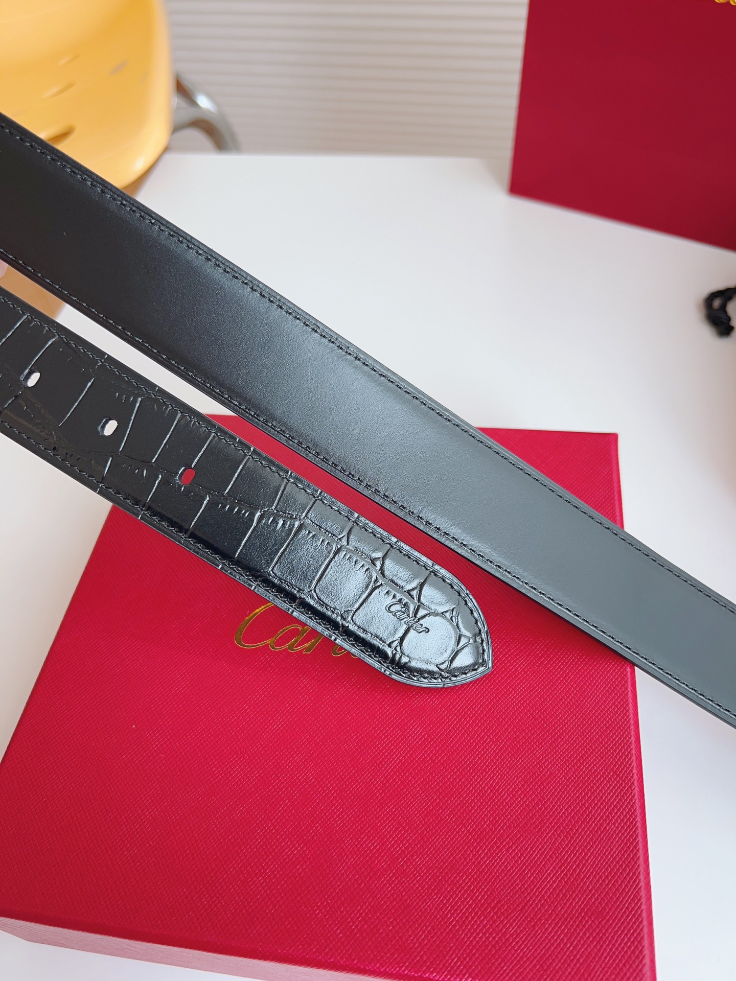 
Cartier（卡地亞）憑借匠心傑作展現與眾不同的美感，融合精湛工藝與經典設計，演繹雋永風格；瀟灑不羈，果敢獨立！此款式易搭配服飾；休閒正裝兩相宜。皮帶寬度：35mm