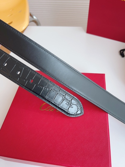 
Cartier（卡地亞）憑借匠心傑作展現與眾不同的美感，融合精湛工藝與經典設計，演繹雋永風格；瀟灑不羈，果敢獨立！此款式易搭配服飾；休閒正裝兩相宜。皮帶寬度：35mm