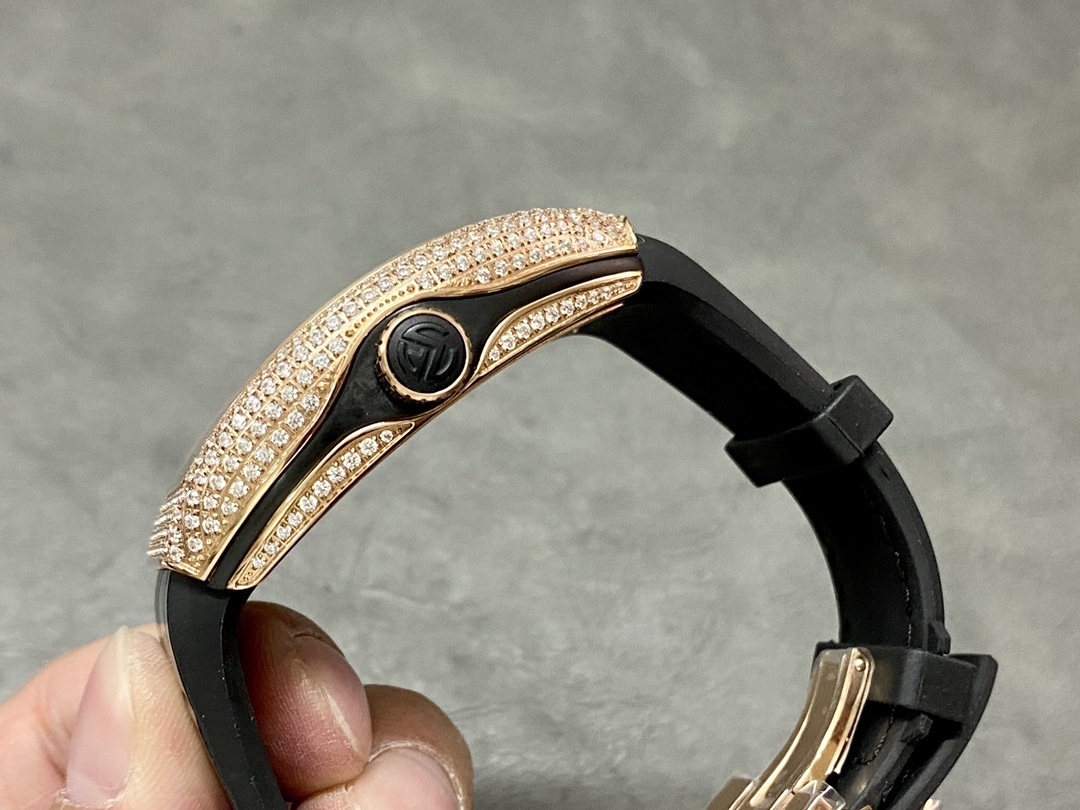 RMS最新款頂級復刻 法蘭克穆勒V45 Vanguard陀飛輪系列 歷時多年研發機芯 
1 1:1 超級復刻原裝複雜法穆蘭陀飛輪機芯 細節完美到位 打造正品機芯獨具的雙發條盒 超薄工藝 
2超長72小時動力儲存 告別每天手動上鏈 高端玩家的定制款 把頭上鏈30個半圈 發條盒為滿 不需要過度上鏈 
3 千錘百鍊 316L精鋼表殼 超薄表殼 與原裝一致厚度 彎曲弧度 更加貼合手腕 佩戴舒適 
4 純正進口意大利小牛皮 貼合手感品質一流的進口氟橡膠錶帶 與正版全完通用互換
5瑞士工程師 原版機芯拆解 一比一甲