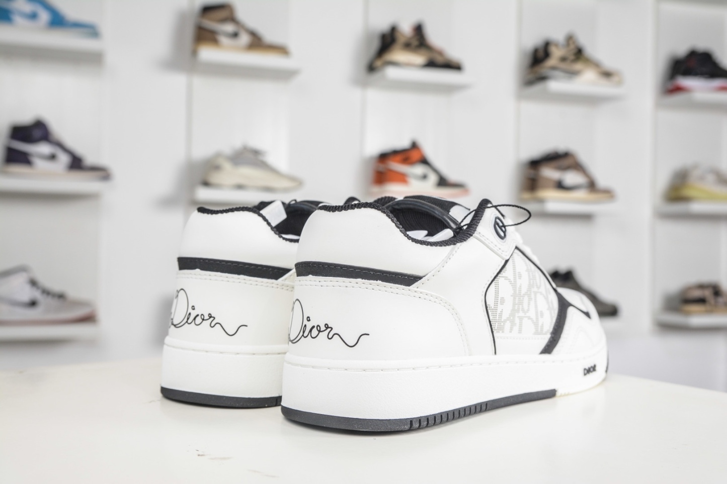 迪奧 B27休閒運動鞋 延續 Dior的經典款式B27 
尺碼：39 40 41 42 43 44 45