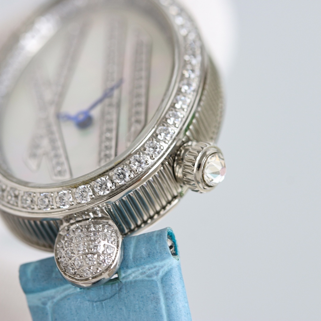 AW廠出品。那不勒斯王后系列REINE DE NAPLES[色]高品質女士瑞士石英機芯女表、
圓弧形的錶盤採用閃閃發光的白色天然母貝製成，錶盤上的羅馬數字“XII”則採用白色天然母貝製成，以細木鑲嵌工藝固定於錶盤之上。母貝材質脆弱易碎，因此在細木鑲嵌工藝中尤為棘手，可謂名副符其實的傑作。