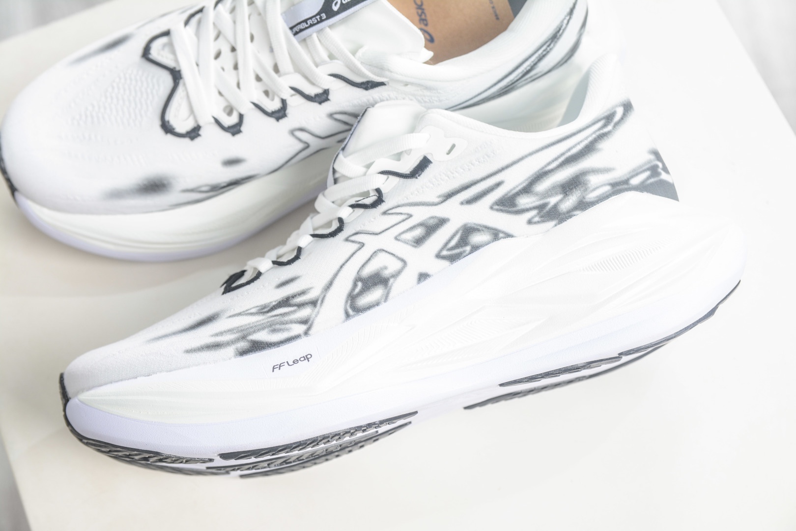 Asics SuperBlast 3 輕量回彈舒適透氣支撐跑步鞋 
貨號：1013A177 002
尺碼：36 37 37.5 38 39 39.5 40 40.5 41.5 42 42.5 43.5 44 44.5 45