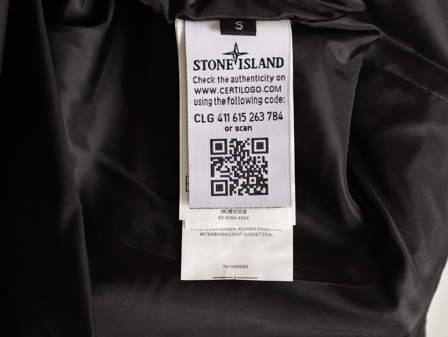 Stone Island/石頭島 24ss 手臂刺繡羅盤衝鋒衣外套
石頭島春季最熱單品 超級吸睛的一款衝鋒衣外套 一眼就能愛上 採用梭織防風防水面料 手感細膩順滑 寬松連帽的版型  水洗標一應俱全 細節滿滿的一款衝鋒衣 大廠代工 品質可靠 

-略帶復古感的機能衝鋒衣 城市徒步 戶外穿行都很出挑 男女都可以駕馭的一款潮流單品 
Color：黑色
A Size：S-XXL