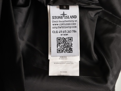 Stone Island/石頭島 24ss 手臂刺繡羅盤衝鋒衣外套
石頭島春季最熱單品 超級吸睛的一款衝鋒衣外套 一眼就能愛上 採用梭織防風防水面料 手感細膩順滑 寬松連帽的版型  水洗標一應俱全 細節滿滿的一款衝鋒衣 大廠代工 品質可靠 

-略帶復古感的機能衝鋒衣 城市徒步 戶外穿行都很出挑 男女都可以駕馭的一款潮流單品 
Color：黑色
A Size：S-XXL