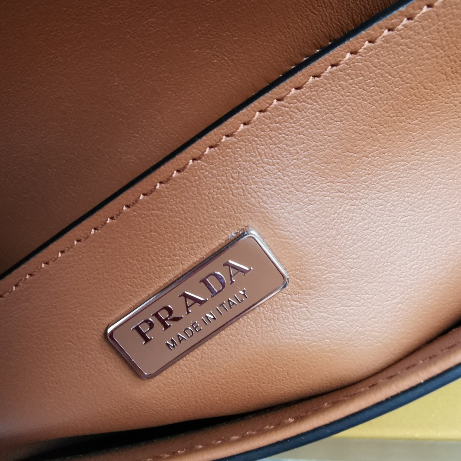 【 原單】🌹新款1BD323🎉🎉這款翻蓋式單肩包以充滿現代感👏採用進口牛皮，配有兩條可拆卸可交換長短肩帶。單肩/斜跨都可以。簡約優雅風尚、一眼相中復古又高級的包包，背上身秒變氣質女孩，容量空間大，各種百搭又時尚😘又是一款永久不過時暴款🙊趕緊入手吧🎉尺寸：長26x高12x底4.8cm🎉🎉🎉👏👏！