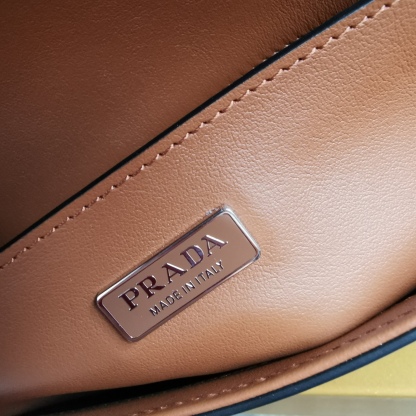 【 原單】🌹新款1BD323🎉🎉這款翻蓋式單肩包以充滿現代感👏採用進口牛皮，配有兩條可拆卸可交換長短肩帶。單肩/斜跨都可以。簡約優雅風尚、一眼相中復古又高級的包包，背上身秒變氣質女孩，容量空間大，各種百搭又時尚😘又是一款永久不過時暴款🙊趕緊入手吧🎉尺寸：長26x高12x底4.8cm🎉🎉🎉👏👏！