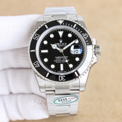 
第四代 BLAKEN 款水鬼系列：間金黑勞力士的暗夜傳奇
 
一、巔峰之作，酷炫呈現
 
- BLAKEN 高級改裝水鬼系列，專為追求獨特與個性的您打造。它將勞力士的經典魅力與現代改裝美學完美融合，讓您在任何場合都能展現出美與酷的獨特氣質。
 
二、精湛工藝，極致還原
 
- 表身間金黑化：表身採用 DLC 黑化處理，不僅增添了神秘深邃的質感，更使其耐磨性大幅提升，經久耐用。
- 錶盤特效：Blacken 改裝團隊精心復刻的一比一錶盤，以 100%的還原度重現獨特魅力，每一次凝視錶盤，都彷彿置身於神秘