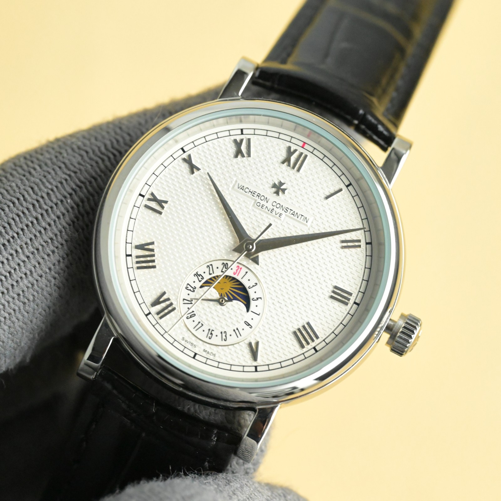 
江詩丹頓【VACHERON CONSTANTIN】傳襲系列男士腕表！全新複雜日月星辰多功能腕表，超強夜光。搭載原裝進口2824-2自動上鏈機械機芯，匯集月份顯示，日月相顯示等功能於一身，堪稱完美，秉承瑞士制表工藝，全鋼鍍納米鉑金表技術，PVD爐內電鍍工藝，法國藍寶石防刮鏡面，進口意大利小牛皮搭配原裝扣，打造出頂級完美產品，尺寸:40*10mm