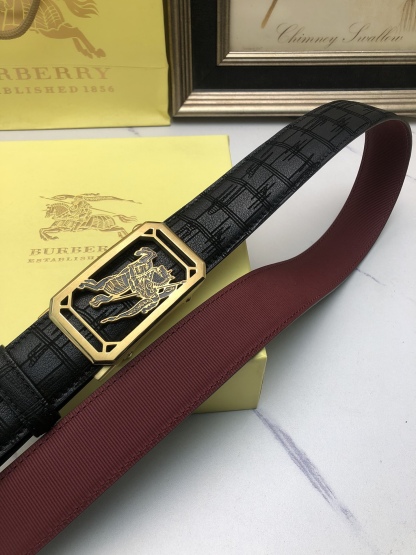 巴寶莉：原單頭層牛皮燙印花紋面，內襯頭層小牛皮底，搭配原單自動扣，可裁剪的自動帶，此款腰帶面雙採用意大利原定廠制進口牛皮帶身 ，對專版櫃足寬3.5
