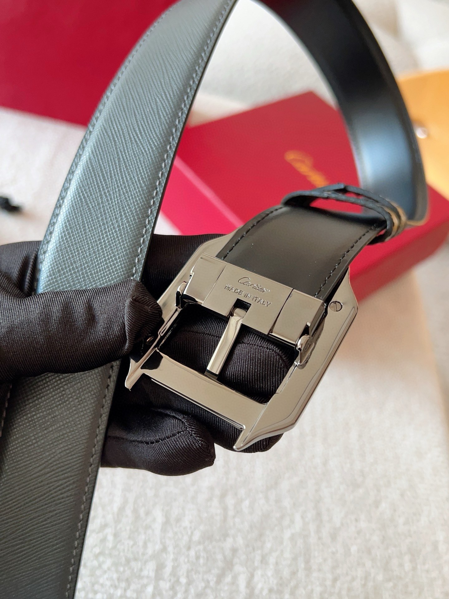 
Cartier（卡地亞）憑借匠心傑作展現與眾不同的美感，融合精湛工藝與經典設計，演繹雋永風格；瀟灑不羈，果敢獨立！此款式易搭配服飾；休閒正裝兩相宜。皮帶寬度：35mm