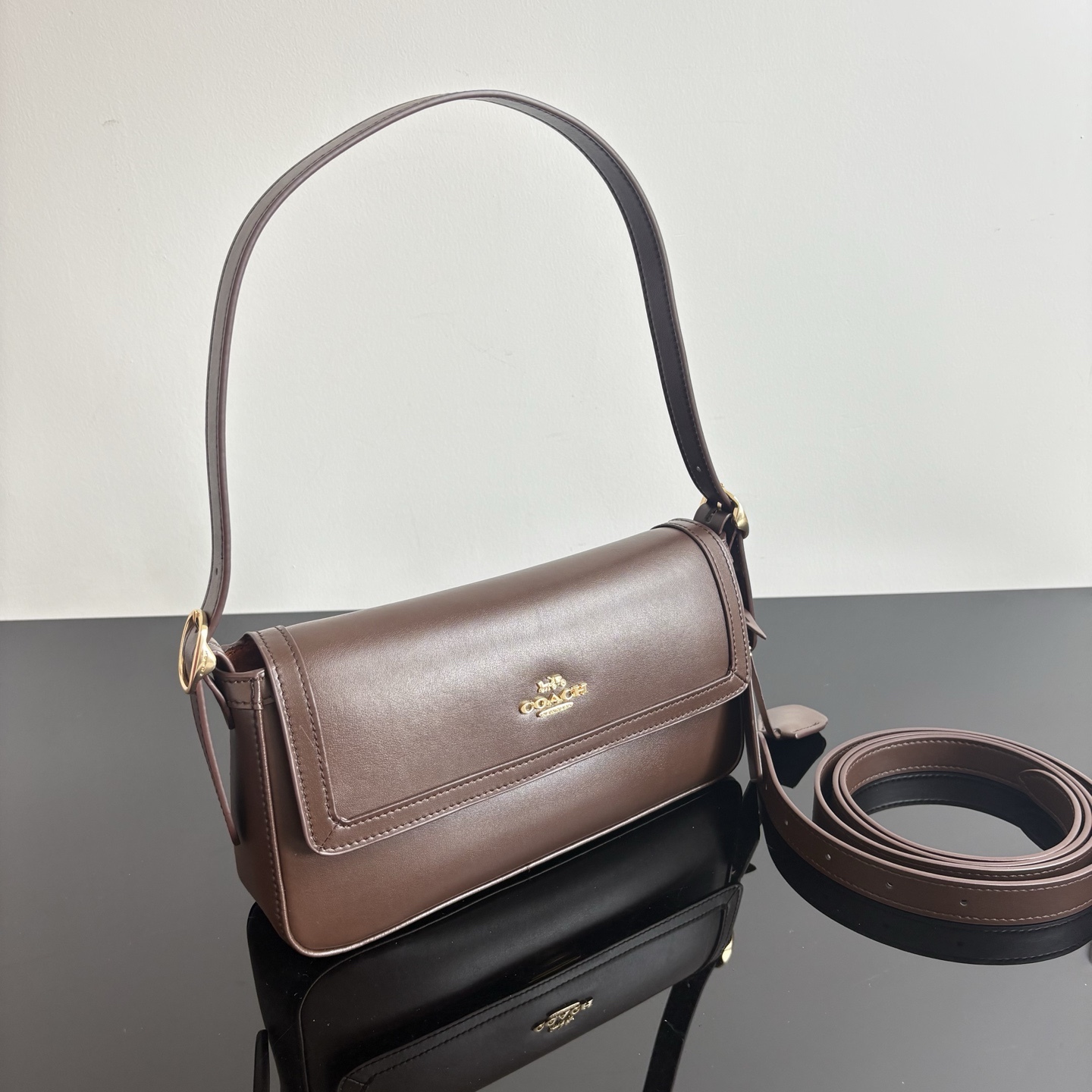 
【新品】COACH/蔻馳奧萊女士ETTA25號翻蓋單肩包腋下包高級通勤 CCV63尺寸25*13.5*6