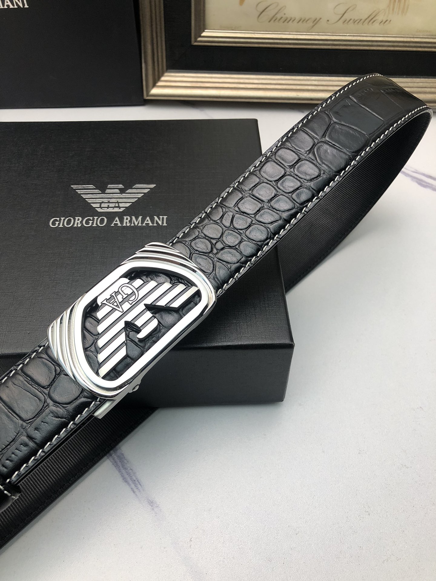 阿曼妮：原單頭層牛皮鰐魚紋面，內襯頭層小牛皮底，搭配原單自動扣，可裁剪的自動帶，此款腰帶面雙採用意大利原定廠制進口牛皮帶身 ，對專版櫃足寬3.5