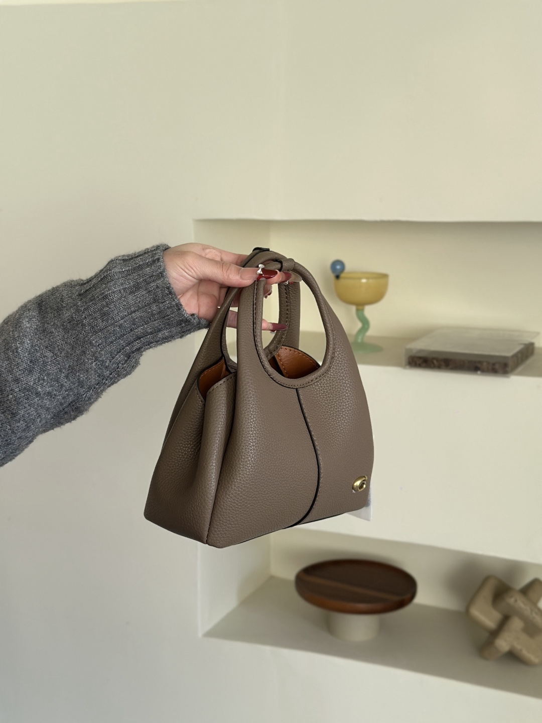 Coach新款首發🔥Lana19 mini號
尺寸：19✖️17cm
精緻小巧，簡約時尚
可手拎，可斜挎 ☑️小號 灰色
尺寸：19✖️17cm