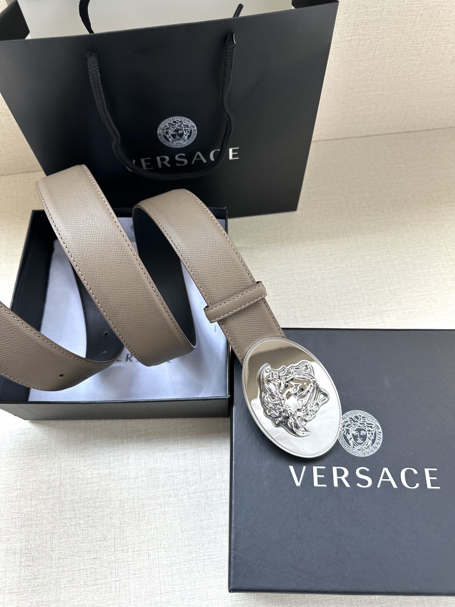 寬度：4.0cm （範思哲） 此款橢圓五金配件、腰帶飾有標誌性的Versace美杜莎頭像扣，彰顯品牌格調。是一款精美的衣櫥必備單品。