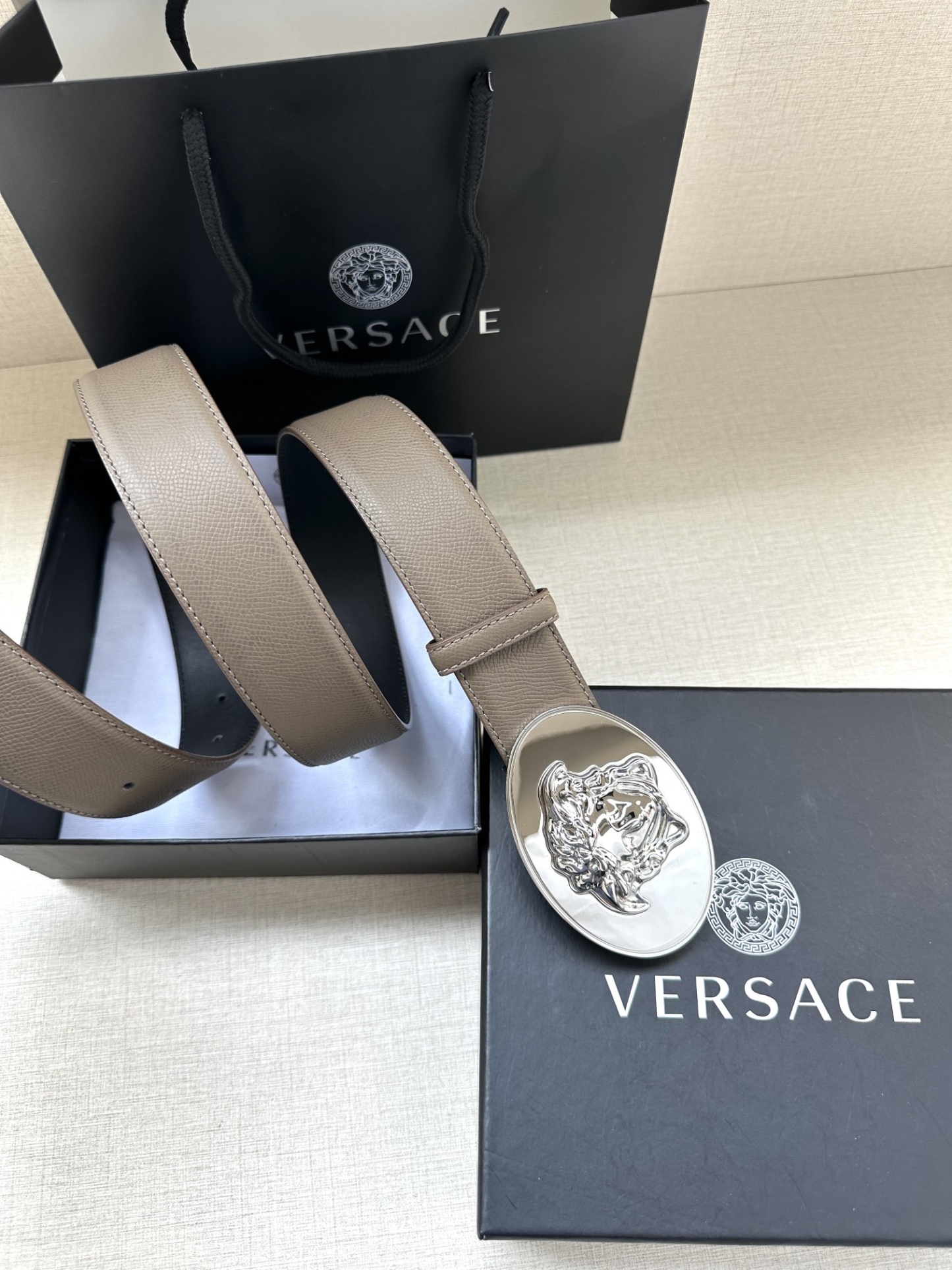 寬度：4.0cm （範思哲） 此款橢圓五金配件、腰帶飾有標誌性的Versace美杜莎頭像扣，彰顯品牌格調。是一款精美的衣櫥必備單品。