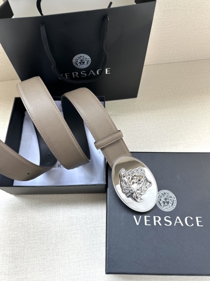 寬度：4.0cm （範思哲） 此款橢圓五金配件、腰帶飾有標誌性的Versace美杜莎頭像扣，彰顯品牌格調。是一款精美的衣櫥必備單品。