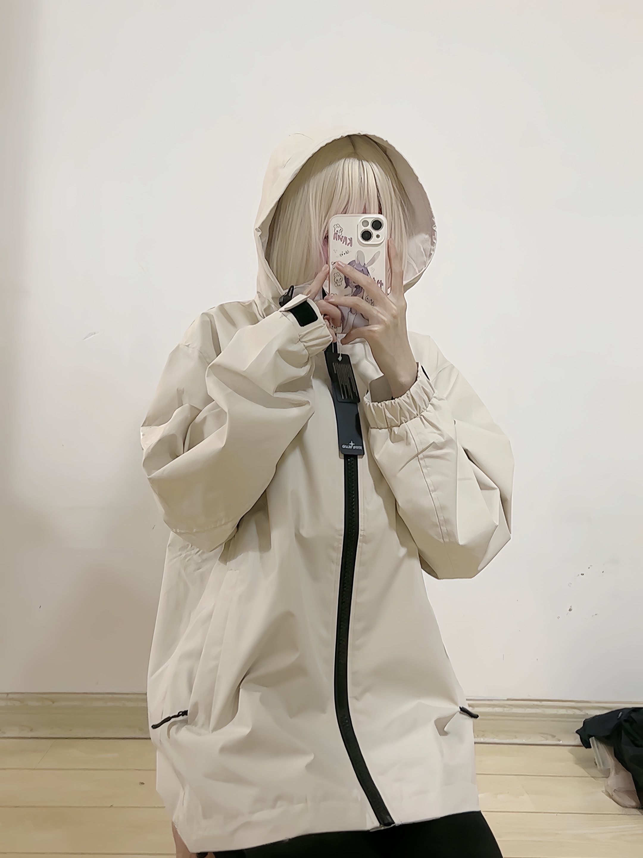 Stone Island/石頭島 24ss 手臂刺繡羅盤衝鋒衣外套
石頭島春季最熱單品 超級吸睛的一款衝鋒衣外套 一眼就能愛上 採用梭織防風防水面料 手感細膩順滑 寬松連帽的版型  水洗標一應俱全 細節滿滿的一款衝鋒衣 大廠代工 品質可靠 

-略帶復古感的機能衝鋒衣 城市徒步 戶外穿行都很出挑 男女都可以駕馭的一款潮流單品 
Color：黑色
A Size：S-XXL