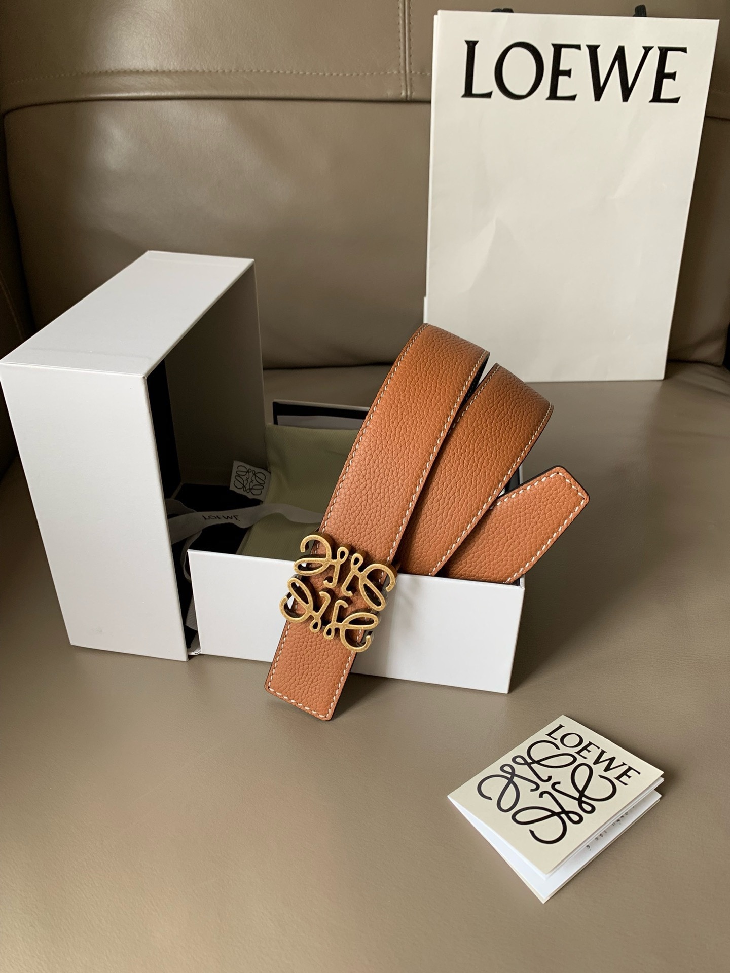 羅意威LoEWE 4.0cm正反兩穿腰帶，選用壓紋牛皮革製成，反復Anagram圖案