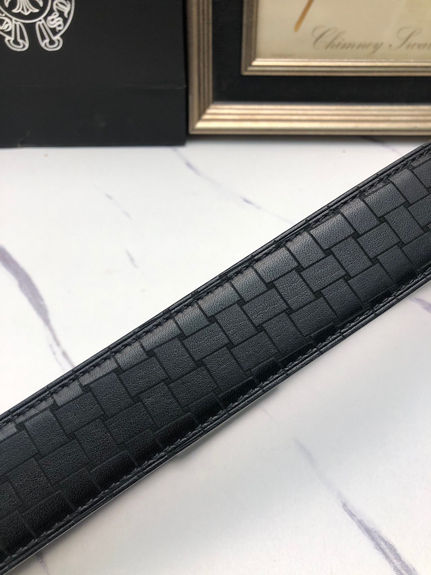 克羅星：原單頭層牛皮燙印花紋面，內襯頭層小牛皮底，搭配原單自動扣，可裁剪的自動帶，此款腰帶面雙採用意大利原定廠制進口牛皮帶身 ，對專版櫃足寬3.5