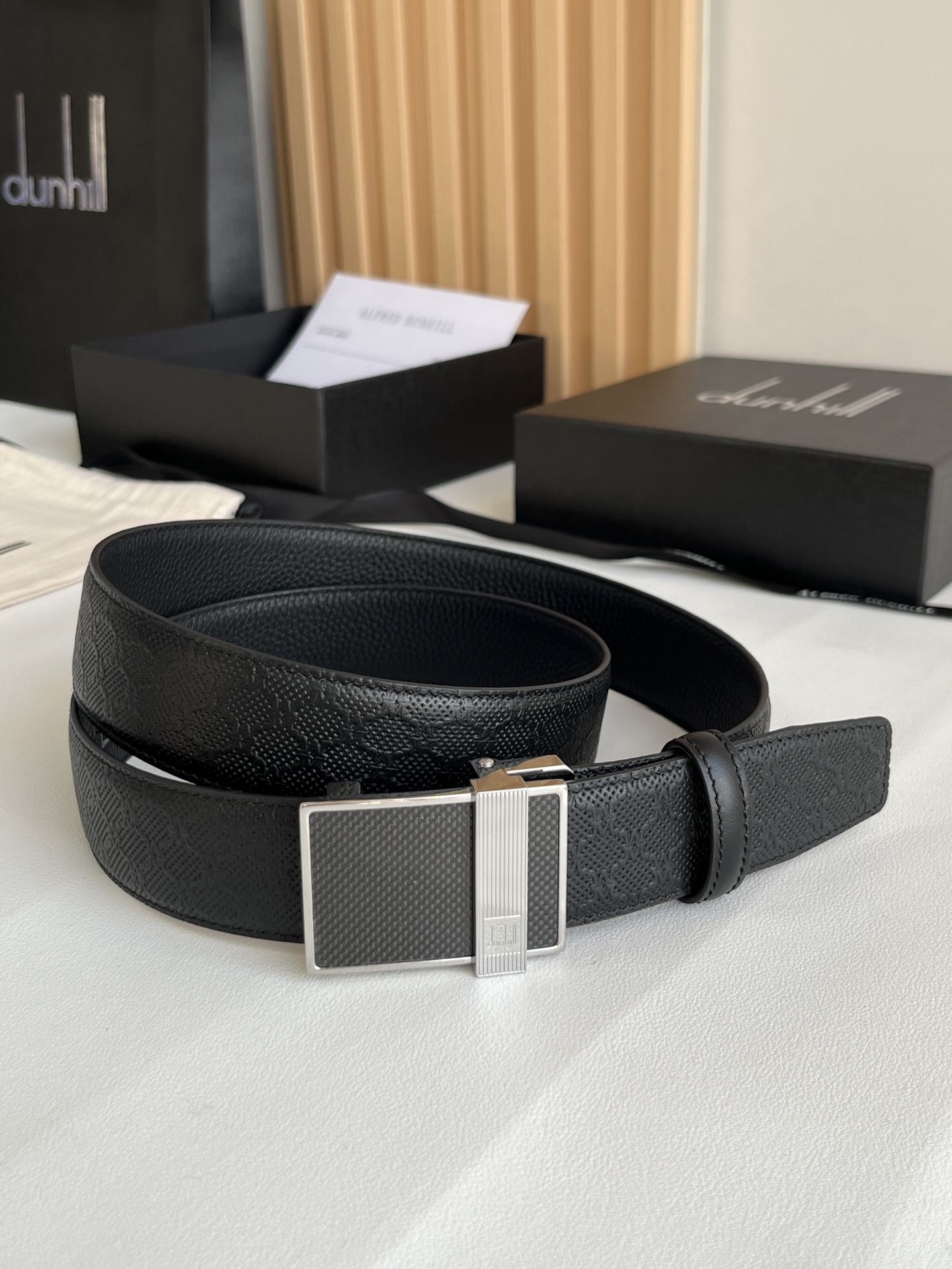 登喜路（Dunhill）是一家英國倫敦的男士奢侈品牌。皮帶以其精湛的工藝和經典的設計，成為男士配飾中的精品。皮帶的質感好、耐用性強，商務休閒百搭款！