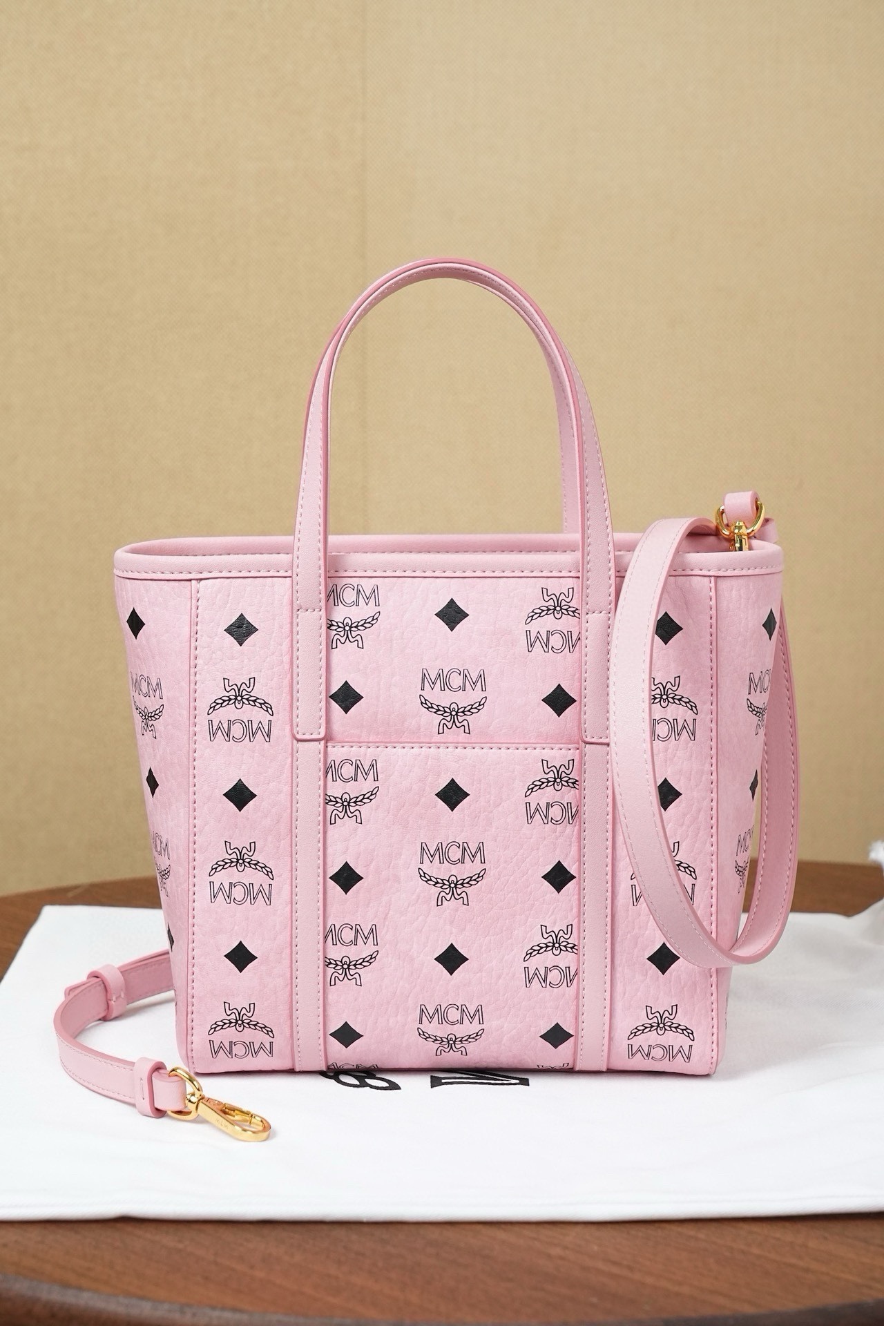 𝗠𝗖𝗠 𝗧𝗼𝗻𝗶 𝗩𝗶𝘀𝗲𝘁𝗼𝘀 𝗠𝗶𝗻𝗶
🆕桃花粉購物袋菜籃子

·Cp獨家®️桃花粉老花滿印
🉑️單肩🉑️斜挎 官網同步在售新版！
超級經典的菜籃子！搭配、日常、功能性、性價比都是決絕子！非常好的一款包。傳承經典設計 多種背法選擇 簡單大氣 實用性非常高。

型號：MWPFSMT06PZ
尺寸：19*9.5*18.5cm
肩帶：98-114cm/可拆卸
把手：垂長10cm
顏色：桃花粉