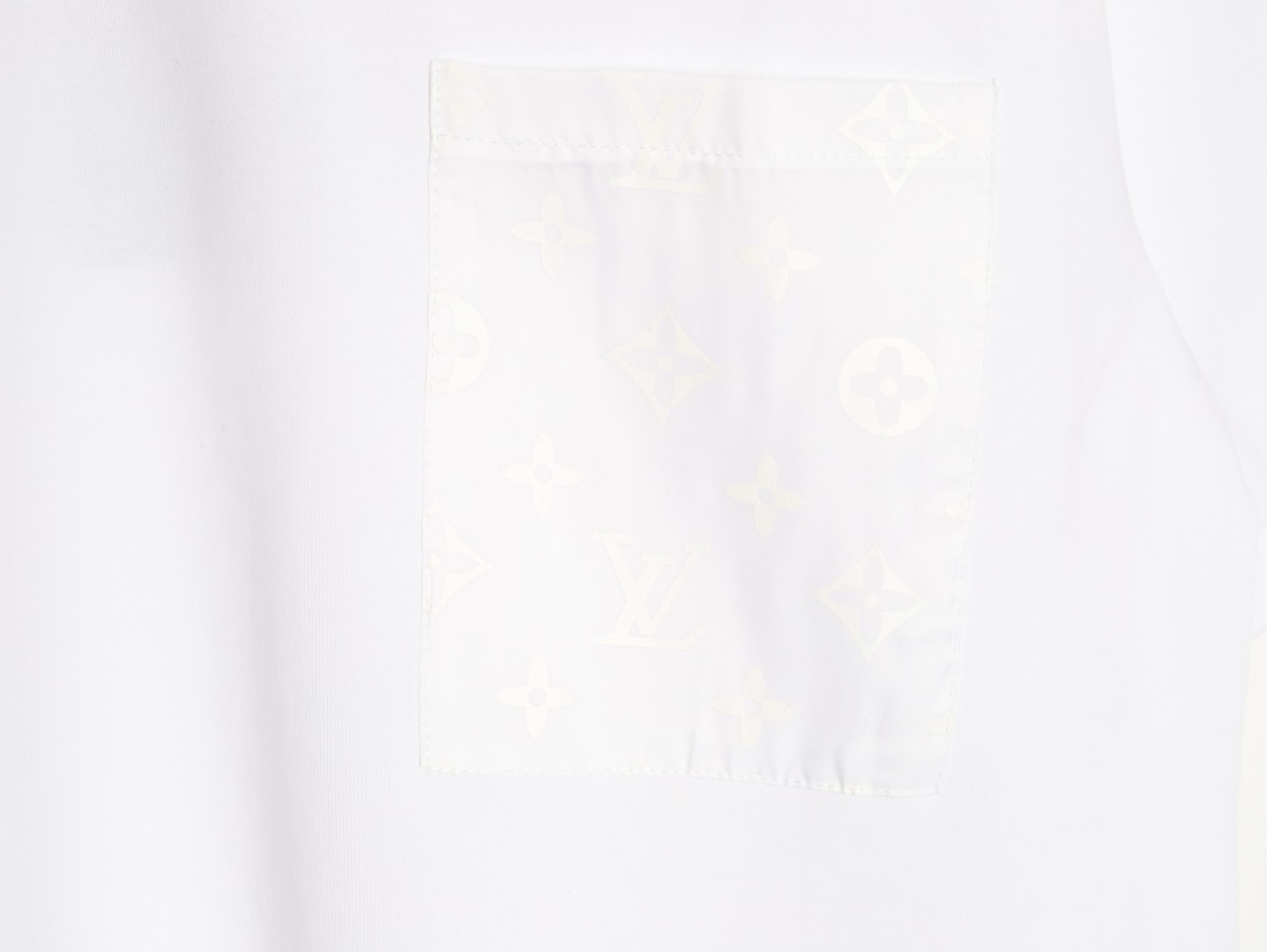 LOUIS VUITTON/路易威登LV  暗紋老花口袋短袖T恤  
面料採用300克重雙紗面料，定制32支1*1螺紋，成衣兩遍水洗處，面料舒適親膚無異感，定制定染面料， 紡織密度高，垂感佳，不易變形，厚織感加上緊密紡紗工藝，不會影響面料的透氣性，成色的飽和度很高，進口數碼直噴印花工藝，百搭好看的一款短袖，寬松版型遮肉顯瘦不挑人
M1 Size: XS-L