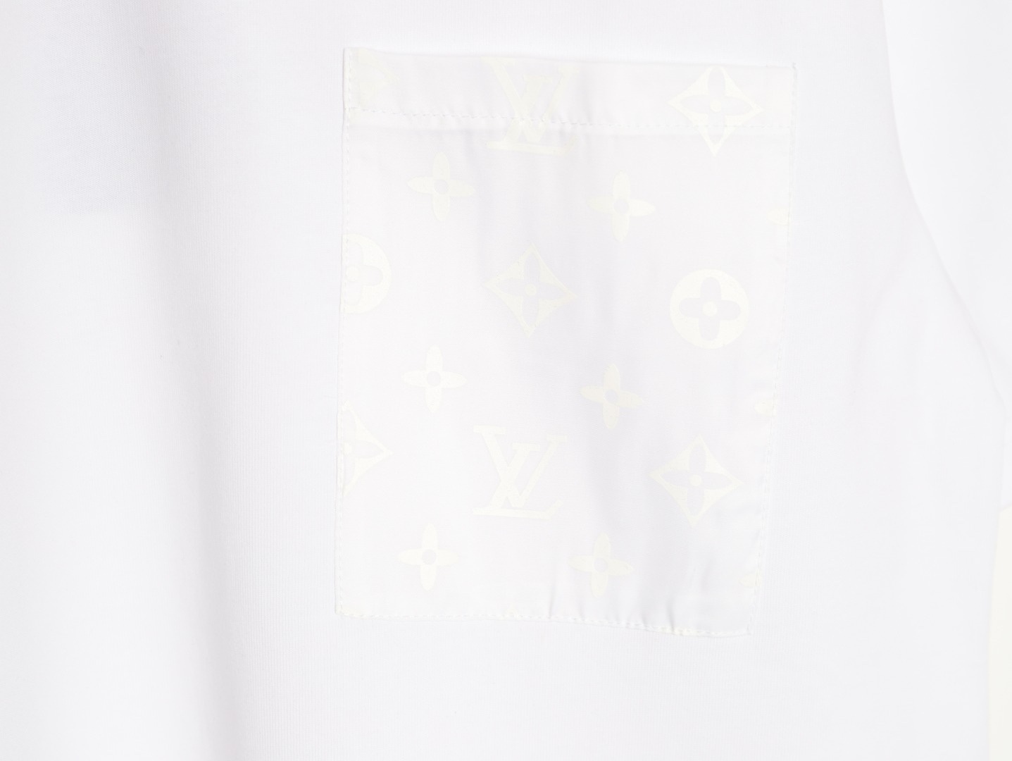 LOUIS VUITTON/路易威登LV  暗紋老花口袋短袖T恤  
面料採用300克重雙紗面料，定制32支1*1螺紋，成衣兩遍水洗處，面料舒適親膚無異感，定制定染面料， 紡織密度高，垂感佳，不易變形，厚織感加上緊密紡紗工藝，不會影響面料的透氣性，成色的飽和度很高，進口數碼直噴印花工藝，百搭好看的一款短袖，寬松版型遮肉顯瘦不挑人
M1 Size: XS-L