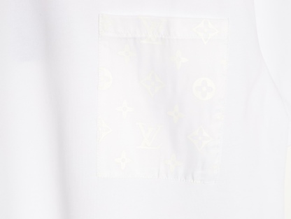 LOUIS VUITTON/路易威登LV  暗紋老花口袋短袖T恤  
面料採用300克重雙紗面料，定制32支1*1螺紋，成衣兩遍水洗處，面料舒適親膚無異感，定制定染面料， 紡織密度高，垂感佳，不易變形，厚織感加上緊密紡紗工藝，不會影響面料的透氣性，成色的飽和度很高，進口數碼直噴印花工藝，百搭好看的一款短袖，寬松版型遮肉顯瘦不挑人
M1 Size: XS-L