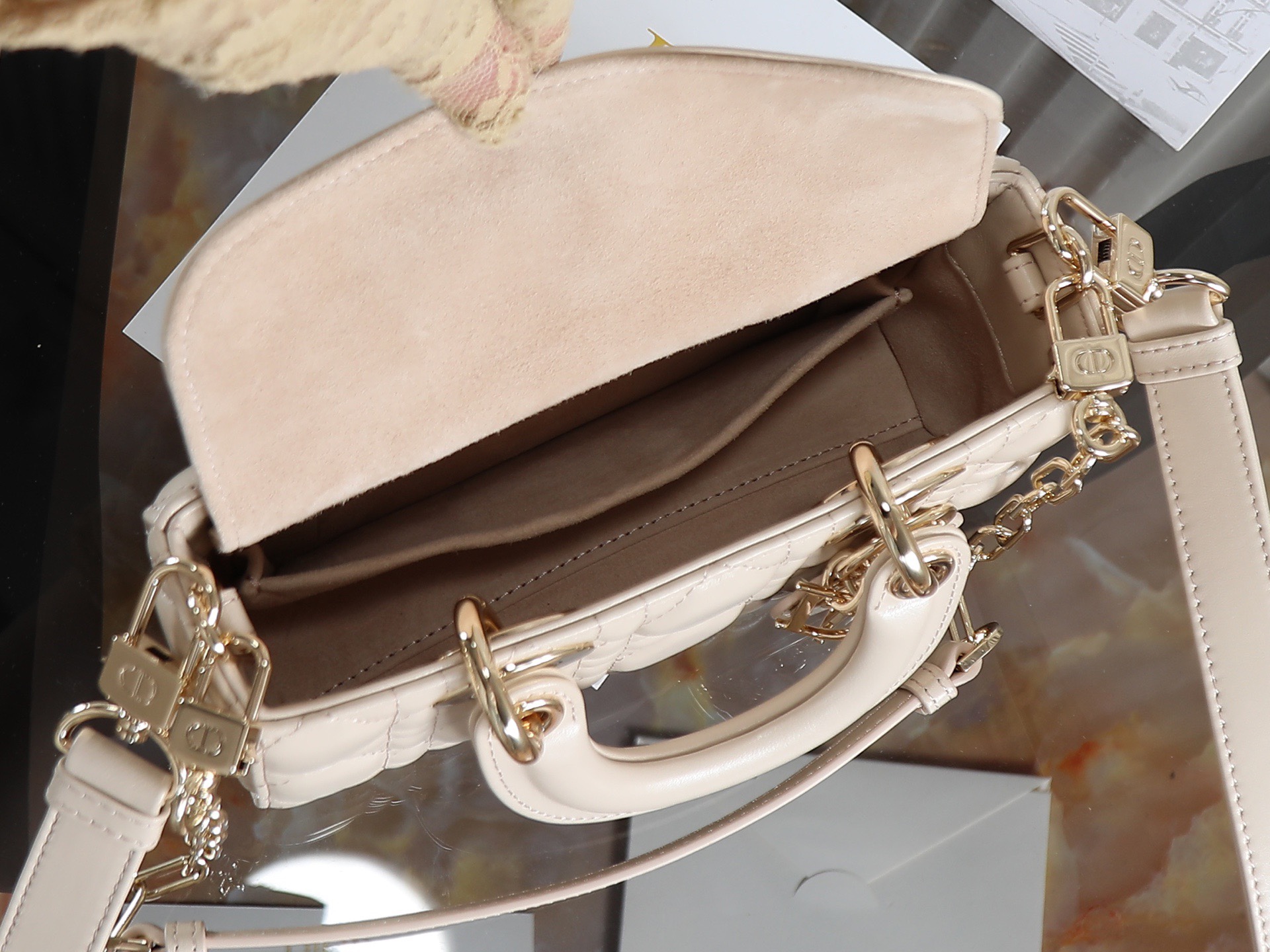 原廠級 米杏色 迷你尺寸
𝗗𝗶𝗼𝗿 𝗗-𝗝𝗼𝘆 𝗯𝗮𝗴羊皮2025款新款
時尚果然就是輪回，回歸了一把中古戴妃
長方包形，短鏈條➕細長肩帶直接封神！！
復古時髦感超強，真是什麼場合都可以把住
絕對是lady中的天花板了，強勢出圈啦姐妹們
款號：0636
尺寸：19x10.5x5.5cm
