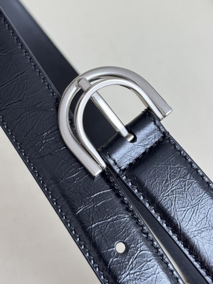 巴黎世家（Balenciaga）寬度2.5cm 是法國的奢侈品牌，作為時尚界最具影響力品牌之一的地位。設計師源於：都市時尚潮流獨特的設計風格，採用進口小牛皮製作；搭配純銅復古五金，使其更具魅力。值得擁有的百搭精品