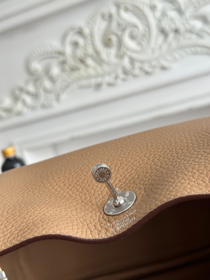 琳迪lindy 19cm	
Tc皮 蜜蠟線半手工縫製
lindy19保留了琳迪包所有細節的完整設計，側口袋、拉鍊等全部都是經典的設計√
這只小可愛暴擊了多少人的少女心