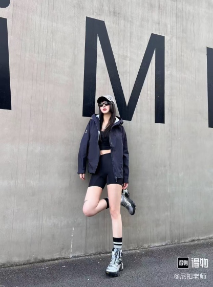 🔝KAILAS 凱樂石 博格達系列 輕量防風防水戶外徒步登山衝鋒衣 
  防水防風透氣防紫外線
 -輔料：原版拆解開發，一比一定制的小標，領標，水洗，吊牌，五金等等。

- FILTERTEC 3L面料：採用凱樂石自主研發的FILTERTEC 3L面料，由外層40D尼龍、中層ePTFE納米微孔膜、內層親膚處理工藝構成，防水指數20000mm，透氣指數20000g/㎡/24h，可抵御暴雨級降水和7級強風，同時快速排出汗氣，避免悶熱。

- 全壓膠工藝：整衣接縫處採用全壓膠工藝，有效防止水分從接