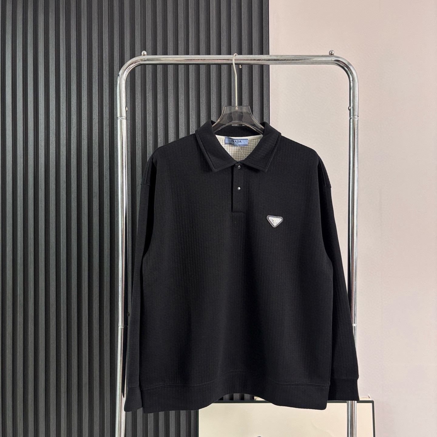 Prada普拉達日系翻領長袖衛衣
原相機📷實拍 質感看得見
水洗做舊工藝，質地軟軟糯糯有質感
版型寬松 遮肉顯瘦 不挑身材
斜紋肌理感泡泡TR優質面料
紋路清晰自然 觸感軟糯舒適 
男女皆可穿可當情侶裝！
質量放心入手不亂吹品質值得信賴

顏色：花灰  黑色  紫灰色
尺碼：M-2XL

尺碼    M     L     XL    XXL   
衣長    69    71    73     75   
胸圍    116  120   124  128
袖長    55    56