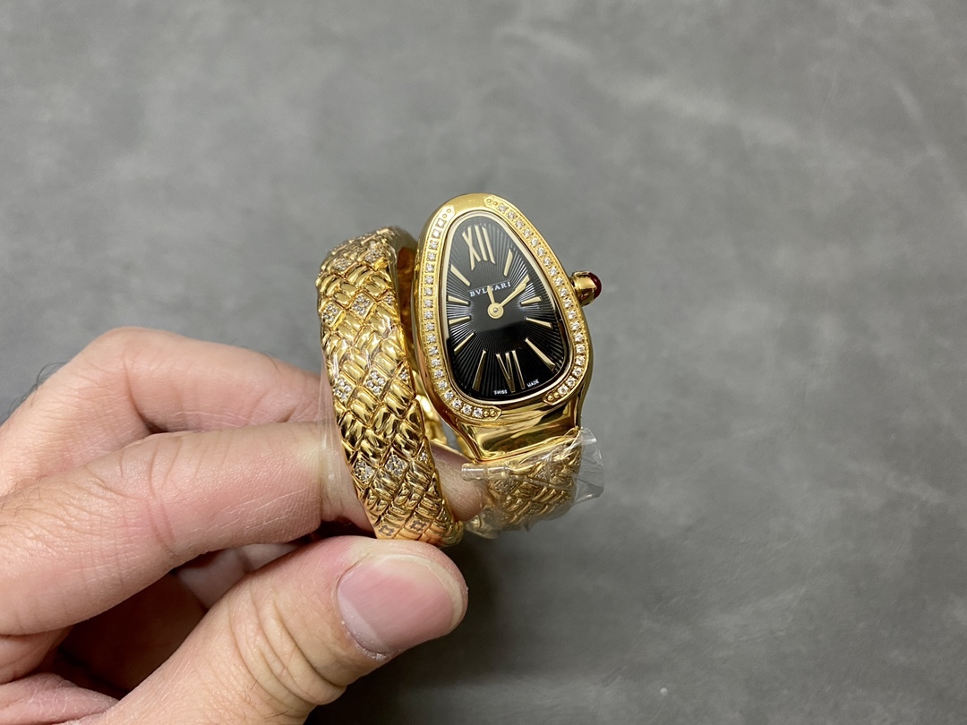 BVL工廠 品牌：Bvlgari寶格麗2022年新作稜形藝術
SERPENTIN SPIG系列腕表
錶盤：23*34mm          
機芯：瑞士石英
做工：32塊與眾不同尺寸的蛇身組成體，每一塊都是手工打磨拋光加工，電鍍0.05MM真金電鍍 如同包金一樣的產品[握手]